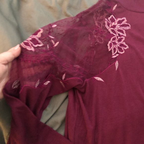 Gorgeous wine colored top - Picture 2 of 2